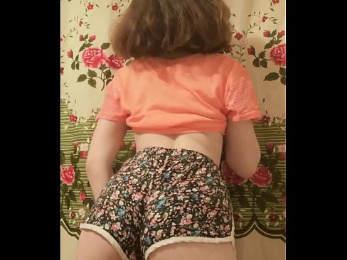 ❤️ Leanbh óg sexy ag baint dá shorts ar cheamara Porn linn