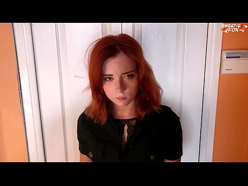 ❤️ Ghearr Garda Slándála Pionós ar Bhean Réidh as Siopadóireacht - Cum I mBéil Porn linn