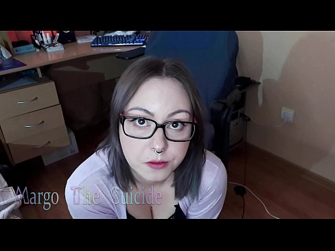 ❤️ Suíonn Cailín Sexy le Gloiní Dildo go domhain ar an gCeamara Porn  linn