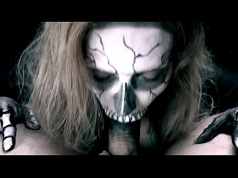 ❤️ Demon cailín sucking coileach lena béal dubh agus shlogtha cum. Porn  linn