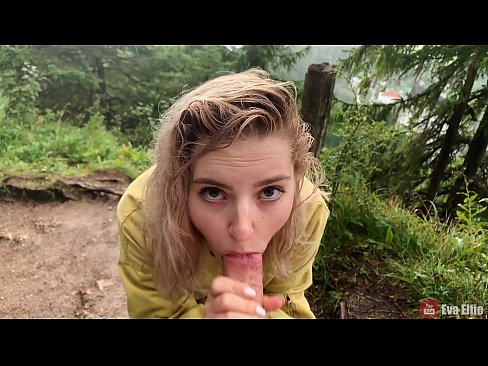 ❤️ Fáinleogann cailín cum tar éis blowjob poiblí - Eva Elfi Porn linn