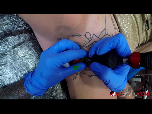❤️ An hottie thar a bheith tattooed Sully Savage fuair tattoo ar a clitoris Porn linn