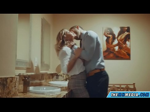 ❤️ Nuair a mheallann blonde busty tú i seomra scíthe poiblí Porn linn
